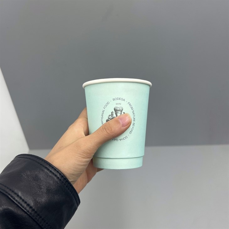 Kikkri tal-kafè li jintremew b'ħajt doppju
